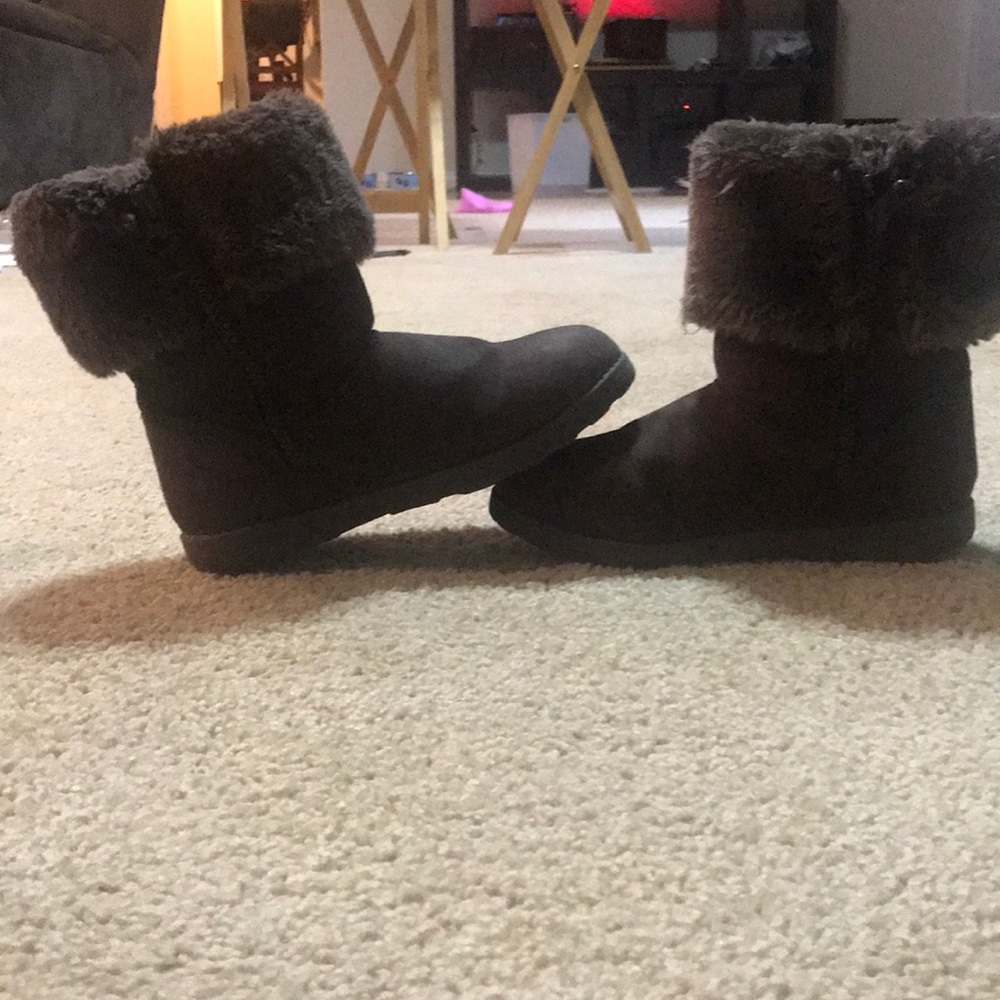 Girls size 1 “ugg” style brown boots.